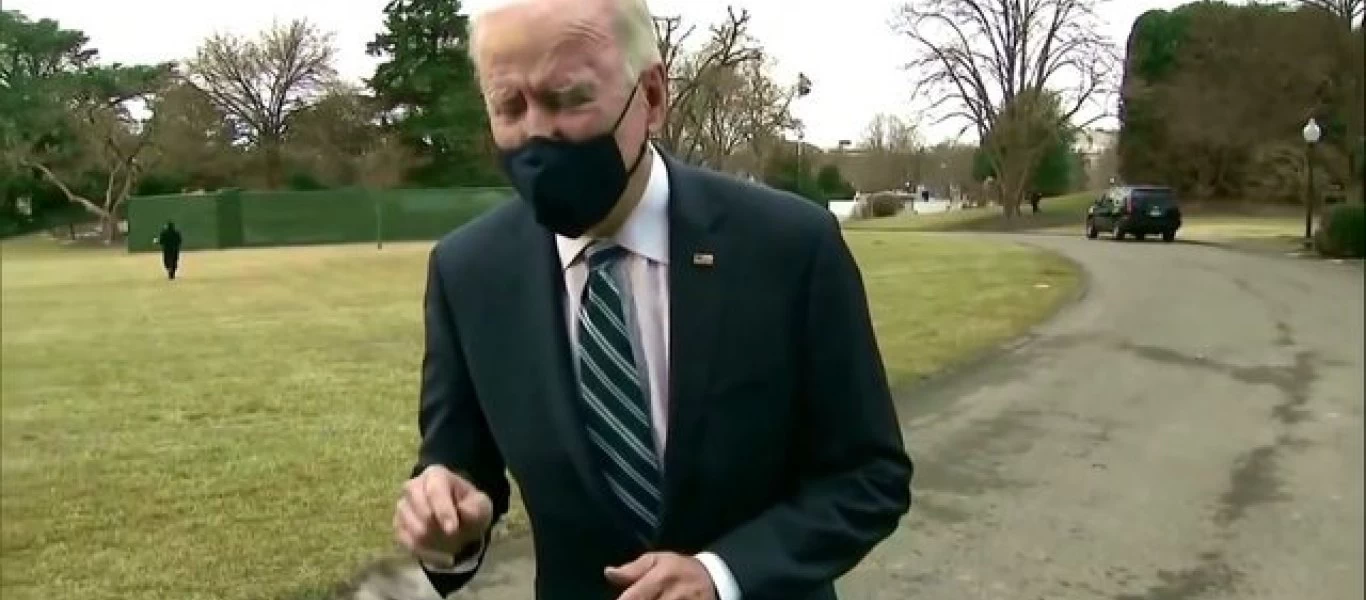 Τι συμβαίνει; Περίεργα πράγματα σε εμφάνιση του Μπάιντεν